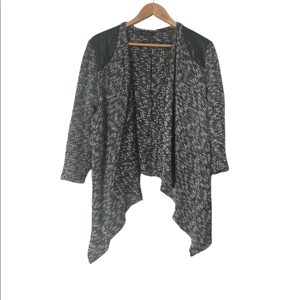 🛼 Fashionable Knitt and faux leather black and white cardigan.
